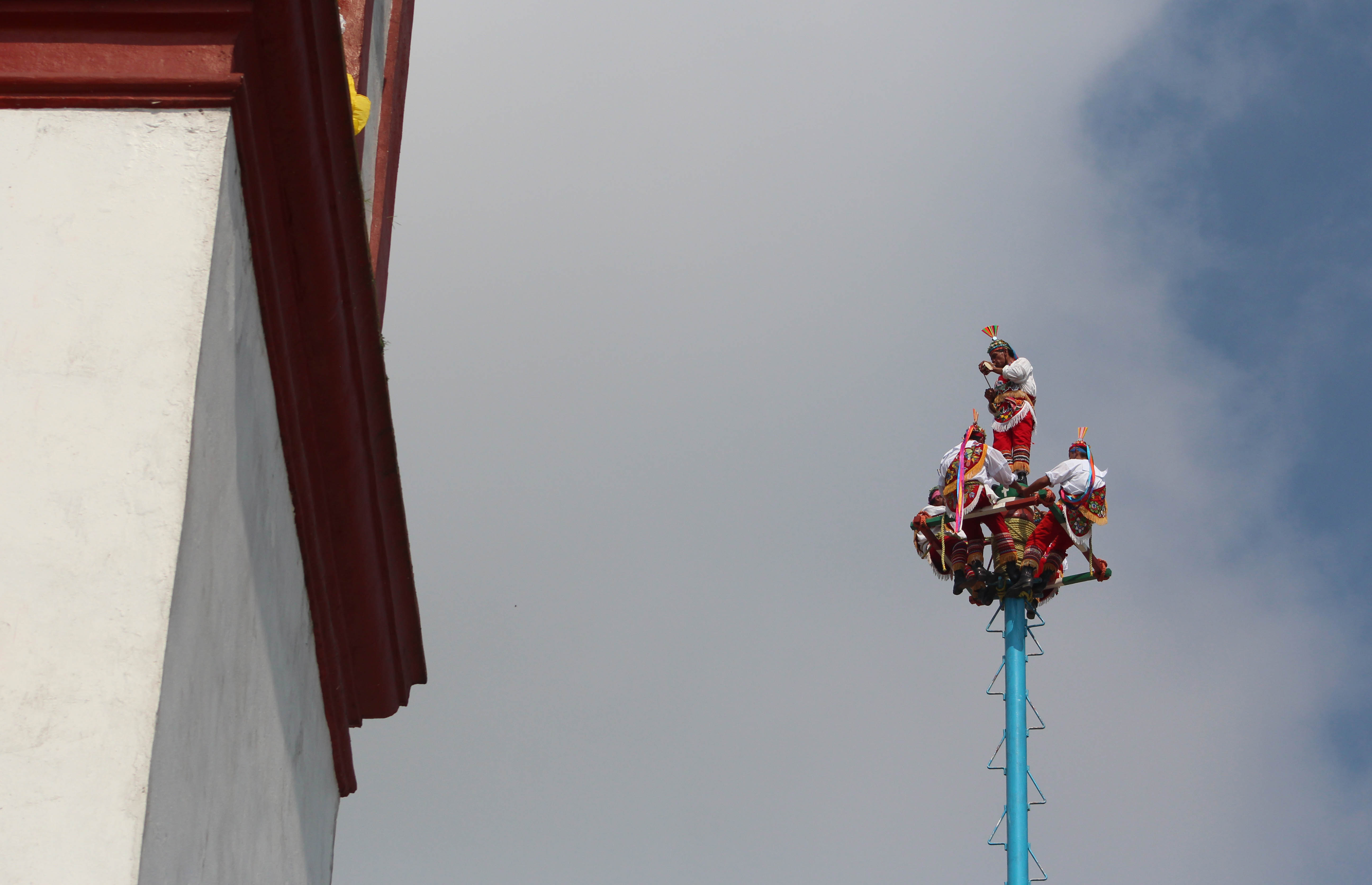 A caporal plays his song before the voladores take flight. (Photo by Amado Treviño)